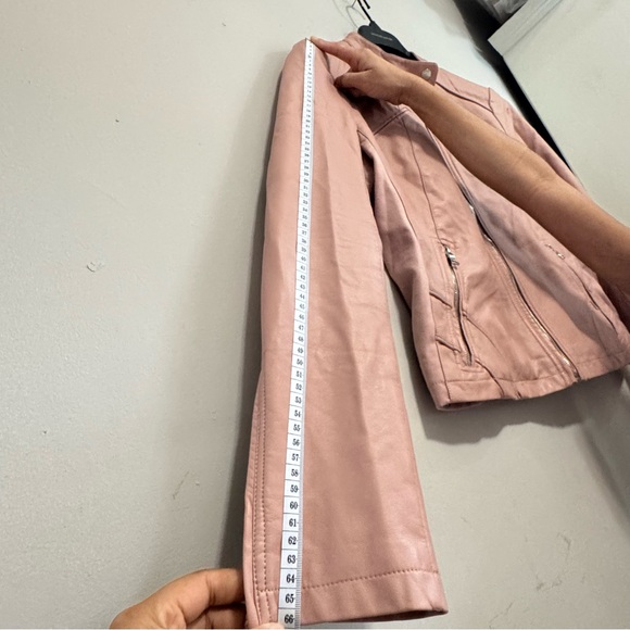 Stylish leather jacket by Guess. - Picture 9 of 12